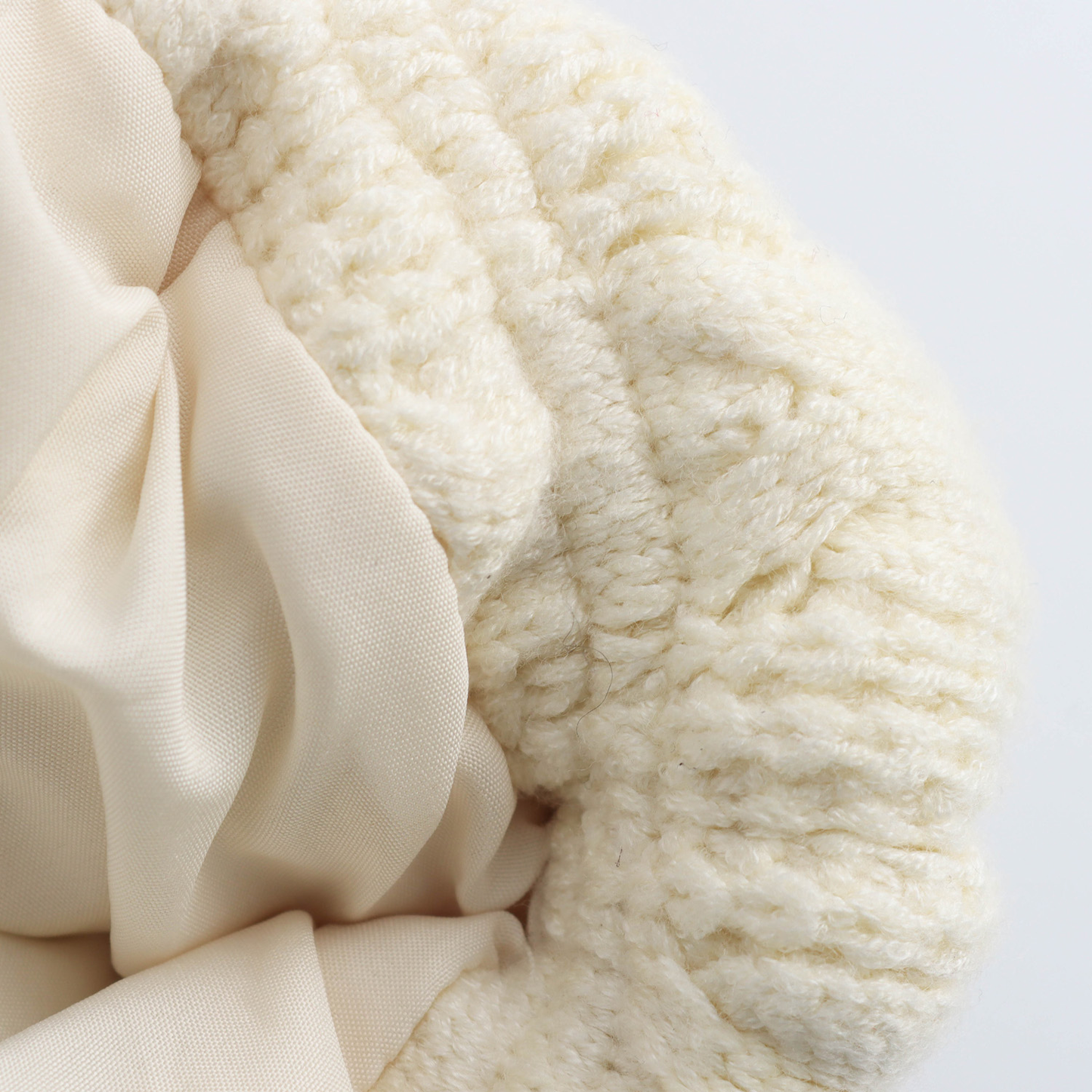 Gesteppte Strickjacke mit Zopfmuster – Kuschelig & Stilvoll