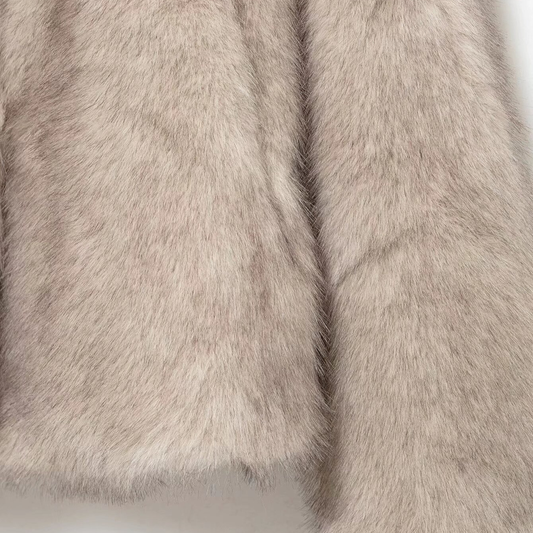 Elegante Kunstpelzjacke mit voluminösem Kragen