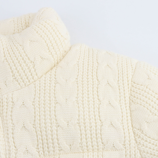 Gesteppte Strickjacke mit Zopfmuster – Kuschelig & Stilvoll