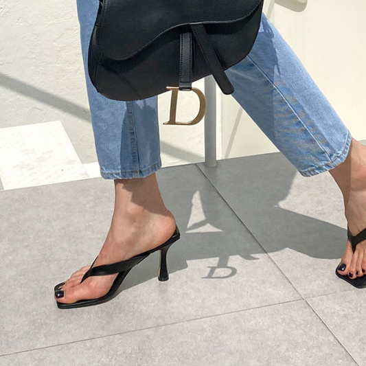 Zehenstegsandalen mit Kitten-Heel-Absatz