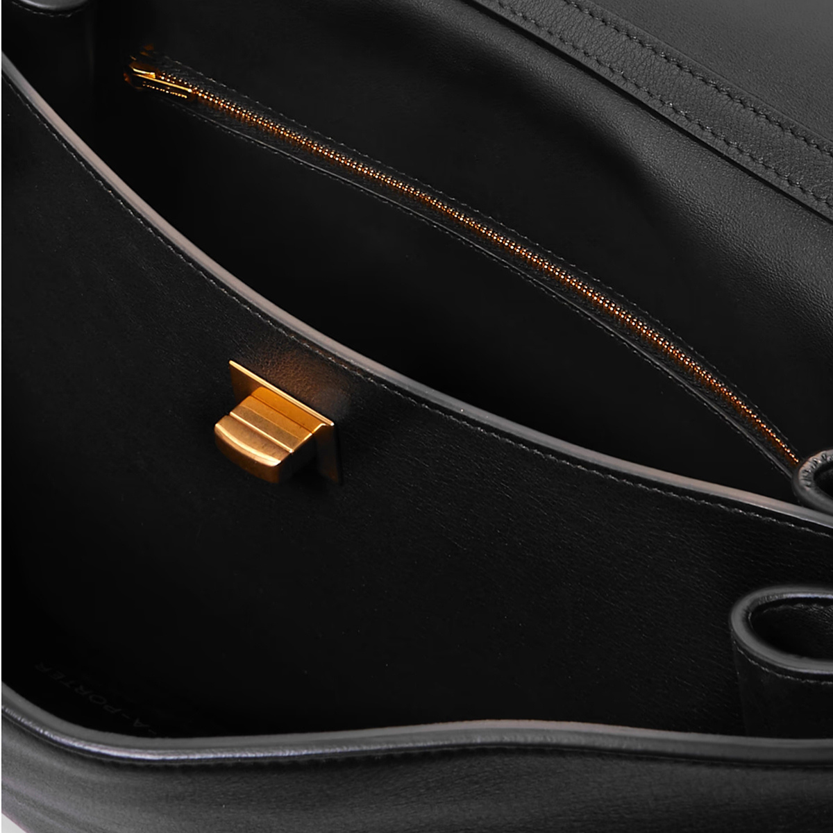 Schultertasche mit raffinierter Verschluss-Optik