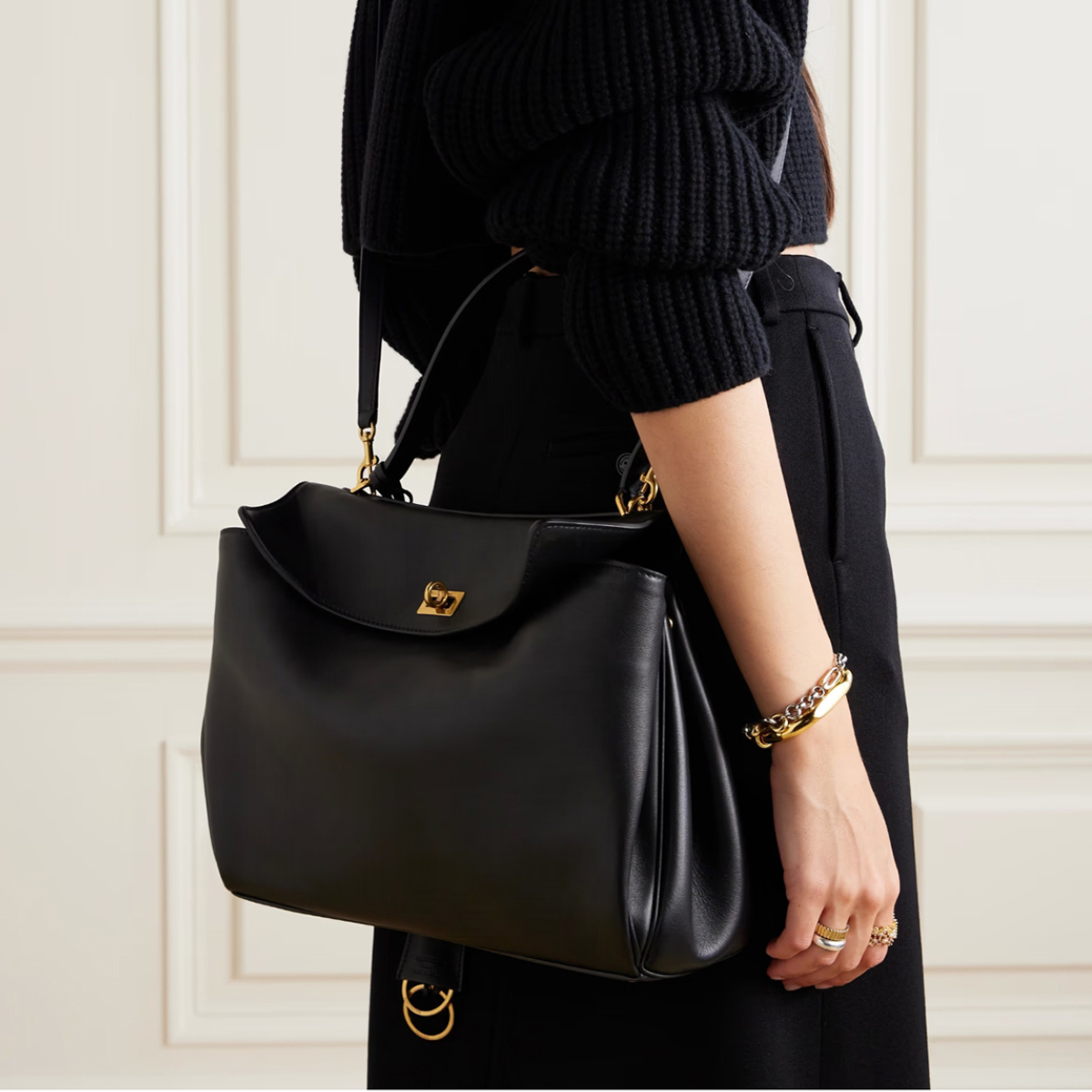 Schultertasche mit raffinierter Verschluss-Optik