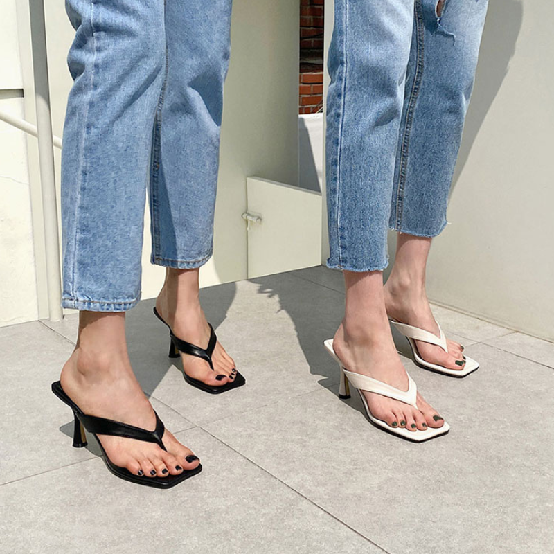 Zehenstegsandalen mit Kitten-Heel-Absatz