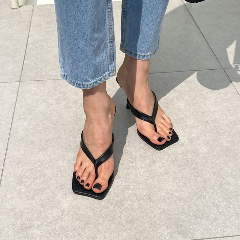 Zehenstegsandalen mit Kitten-Heel-Absatz