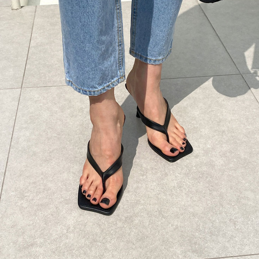 Zehenstegsandalen mit Kitten-Heel-Absatz