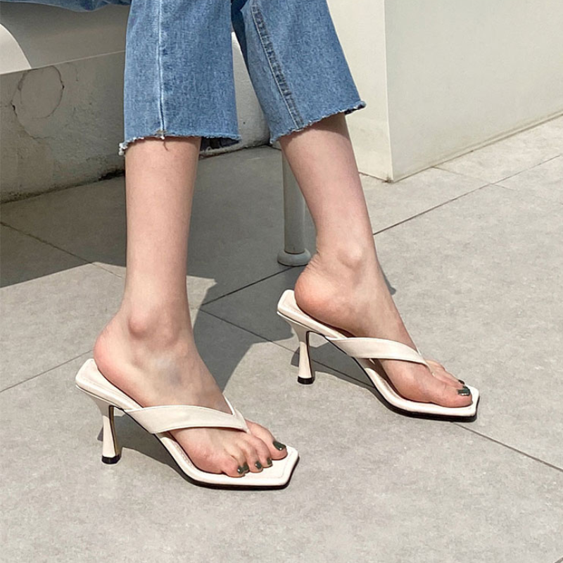 Zehenstegsandalen mit Kitten-Heel-Absatz