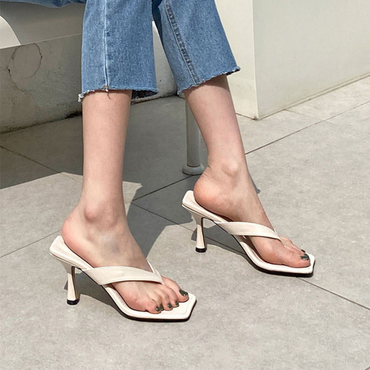 Zehenstegsandalen mit Kitten-Heel-Absatz