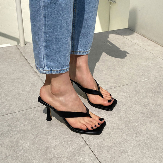 Zehenstegsandalen mit Kitten-Heel-Absatz