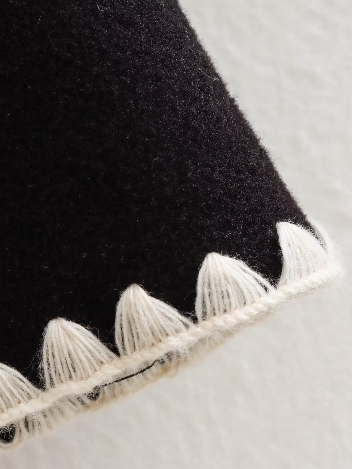 Eleganter Wollmantel mit integriertem Schal & Kontrastnähten