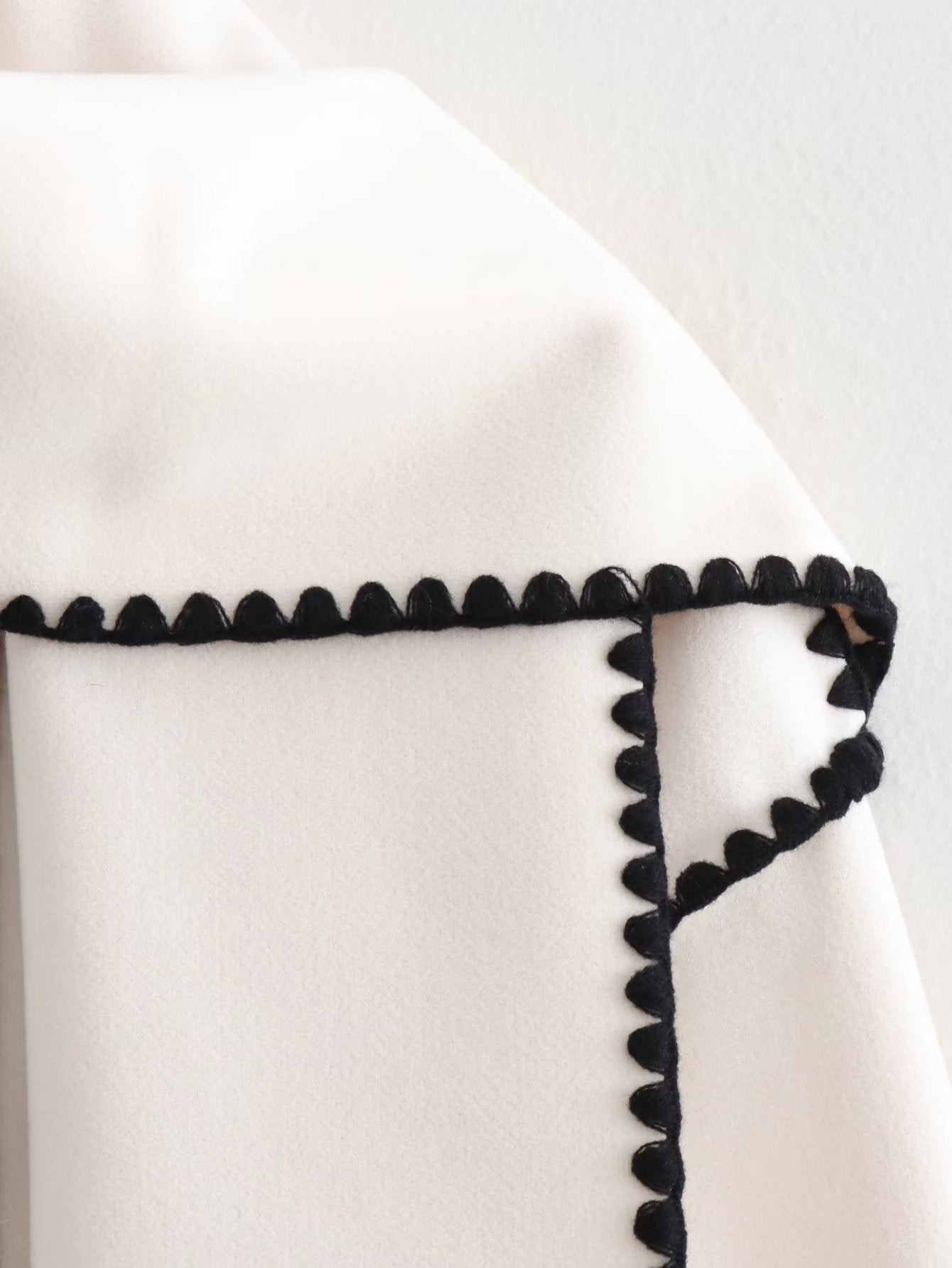 Eleganter Wollmantel mit integriertem Schal & Kontrastnähten