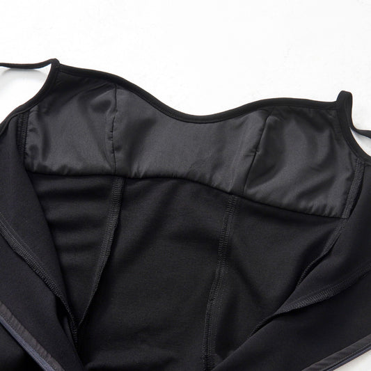 Französisches Trägerkleid in Schwarz-Weiß mit fließendem Design