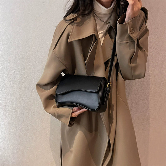 Stylische Schultertasche mit Magnetverschluss und Klappdeckel