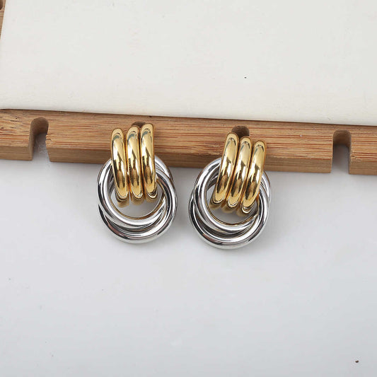 Vergoldete Creolen mit verschlungenem Ring-Design