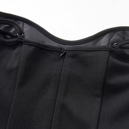 Französisches Trägerkleid in Schwarz-Weiß mit fließendem Design