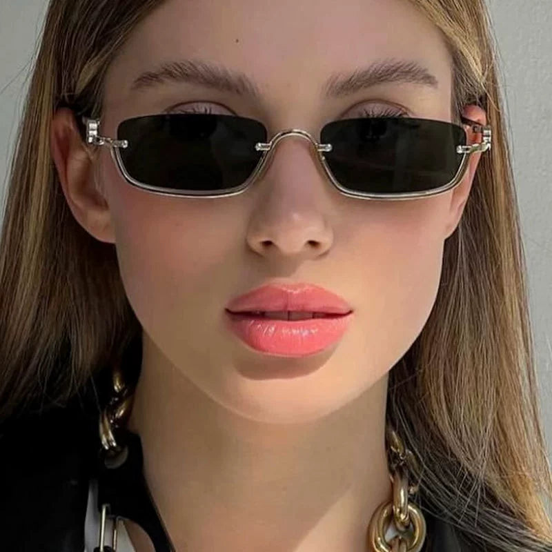 Rechteckige Sonnenbrille mit filigranem Metallgestell