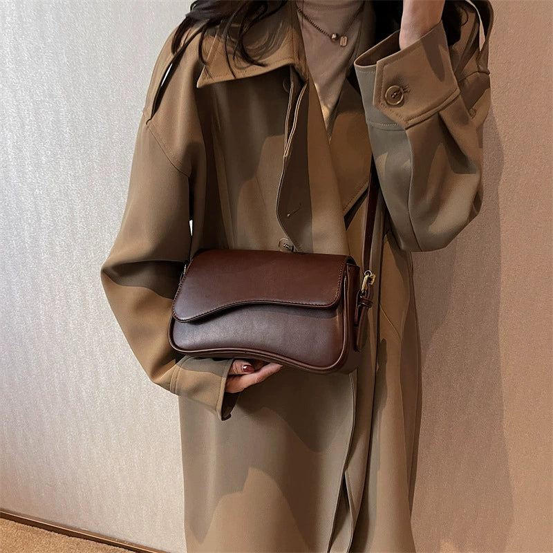 Stylische Schultertasche mit Magnetverschluss und Klappdeckel