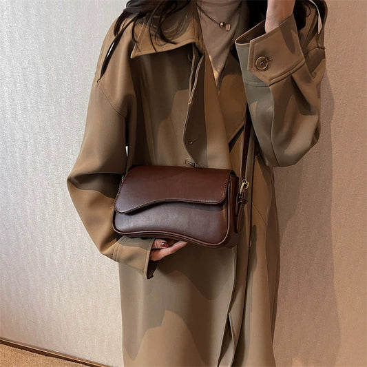 Stylische Schultertasche mit Magnetverschluss und Klappdeckel