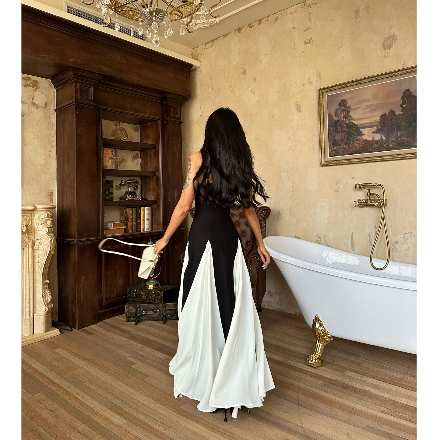 Französisches Trägerkleid in Schwarz-Weiß mit fließendem Design