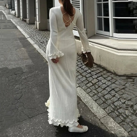 Elegantes Strickkleid mit Trompetenärmeln und Rüschen