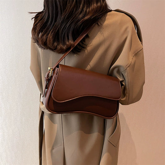 Stylische Schultertasche mit Magnetverschluss und Klappdeckel
