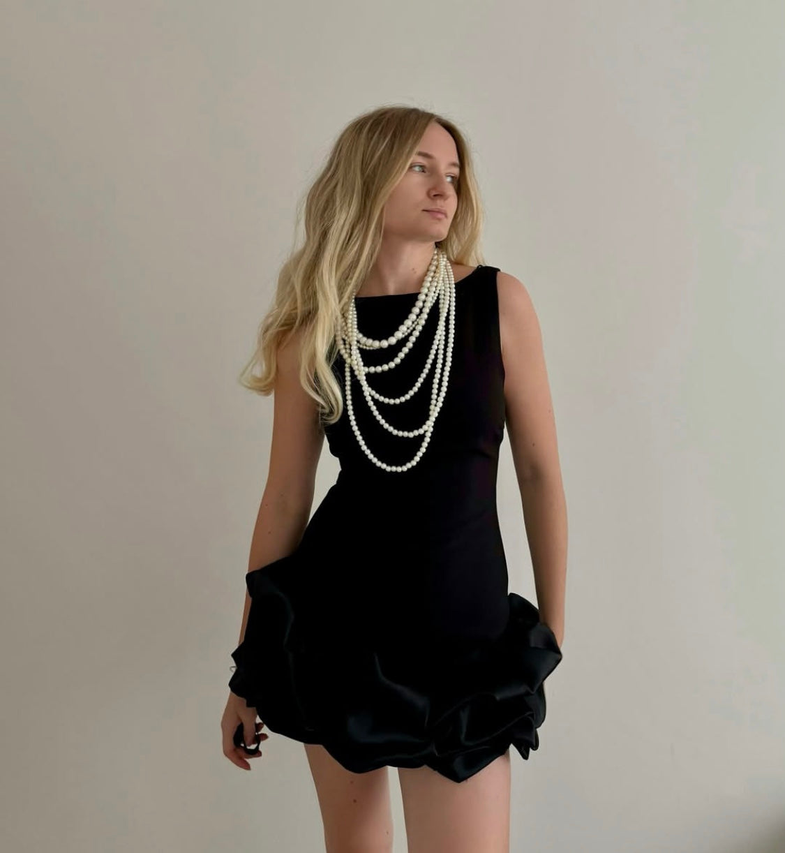 Ärmelloses Mini-Kleid mit Volant-Saum und Rundhalsausschnitt