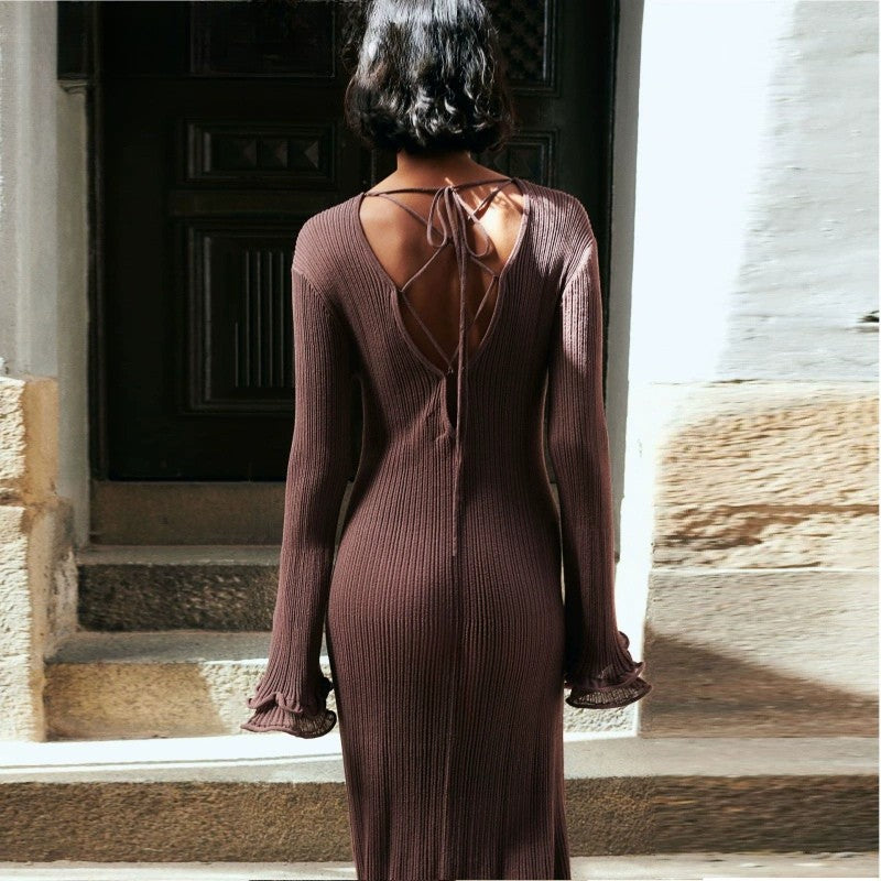 Elegantes Strickkleid mit Trompetenärmeln und Rüschen