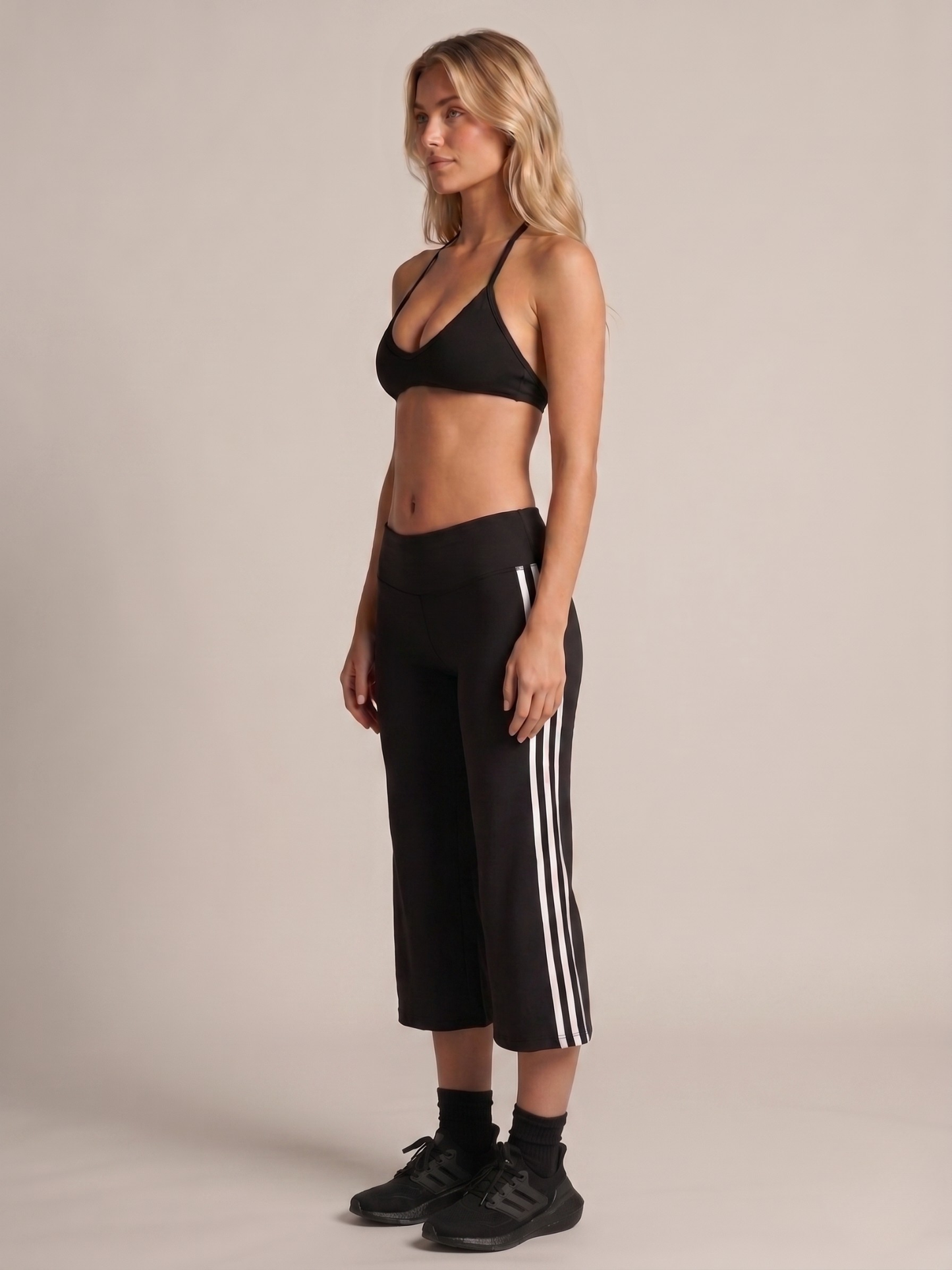 Zovania Oscura Flow – Halter Bra & Wide Leg Crop Pants | Schwarz Weiß