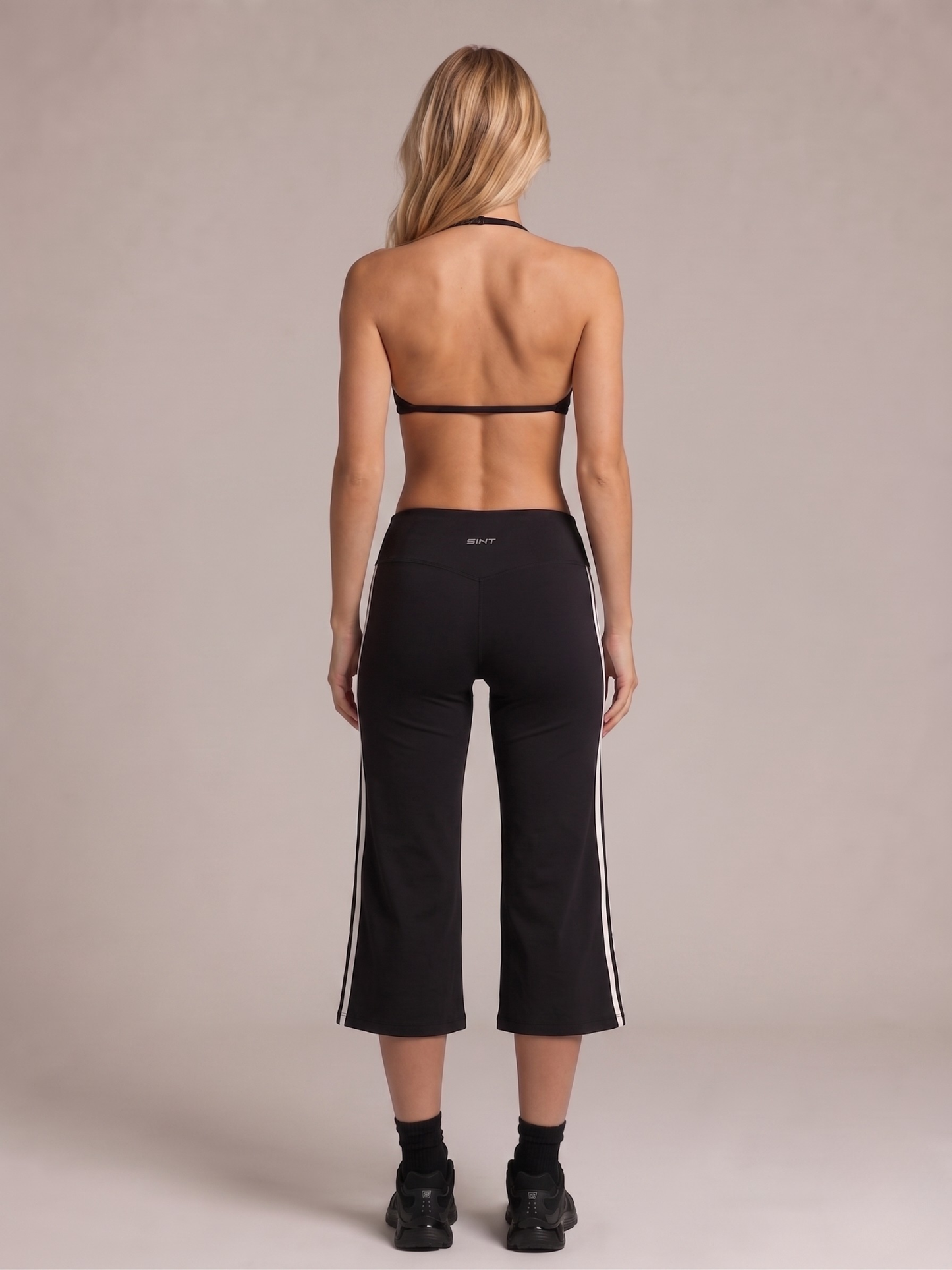 Zovania Oscura Flow – Halter Bra & Wide Leg Crop Pants | Schwarz Weiß