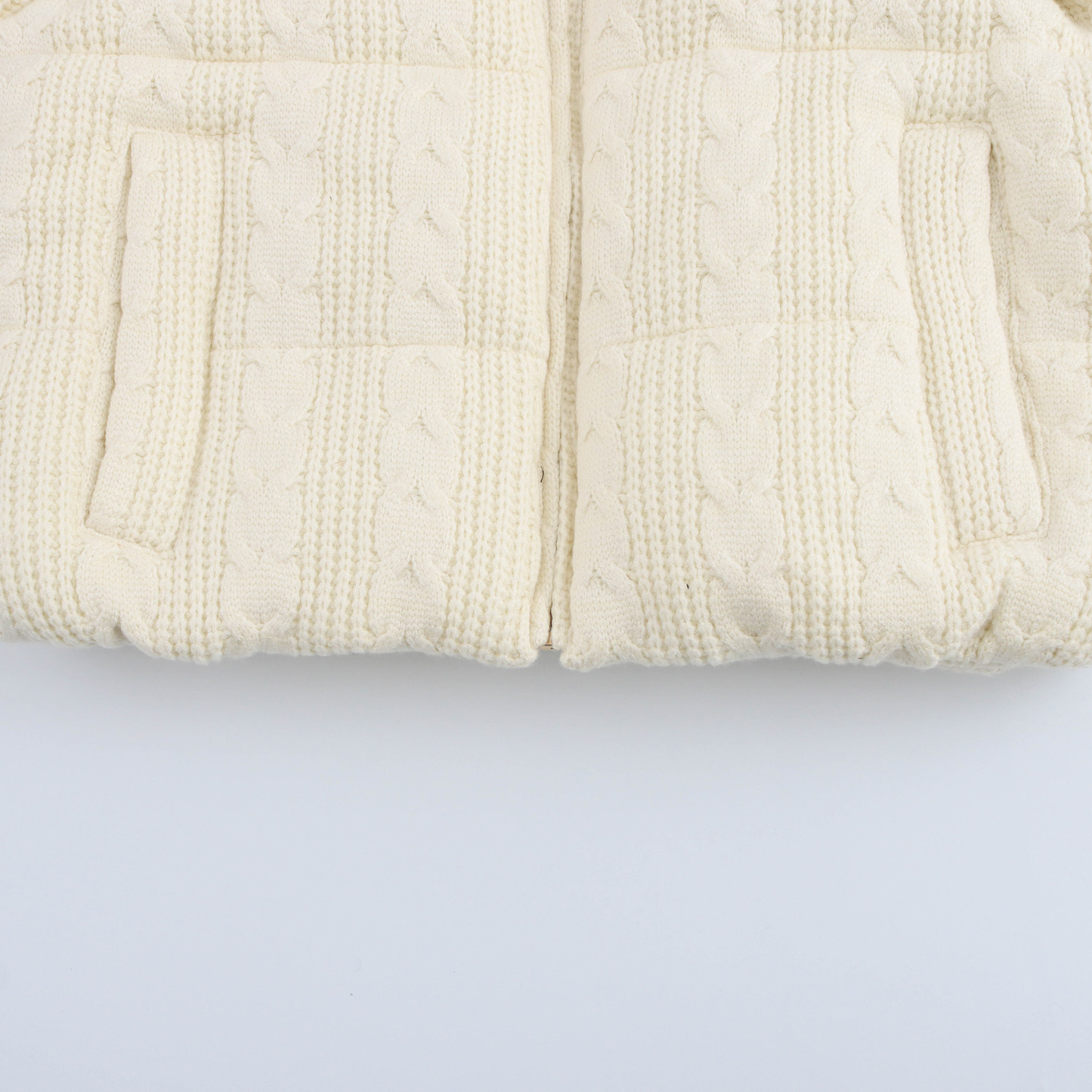 Gesteppte Strickjacke mit Zopfmuster – Kuschelig & Stilvoll