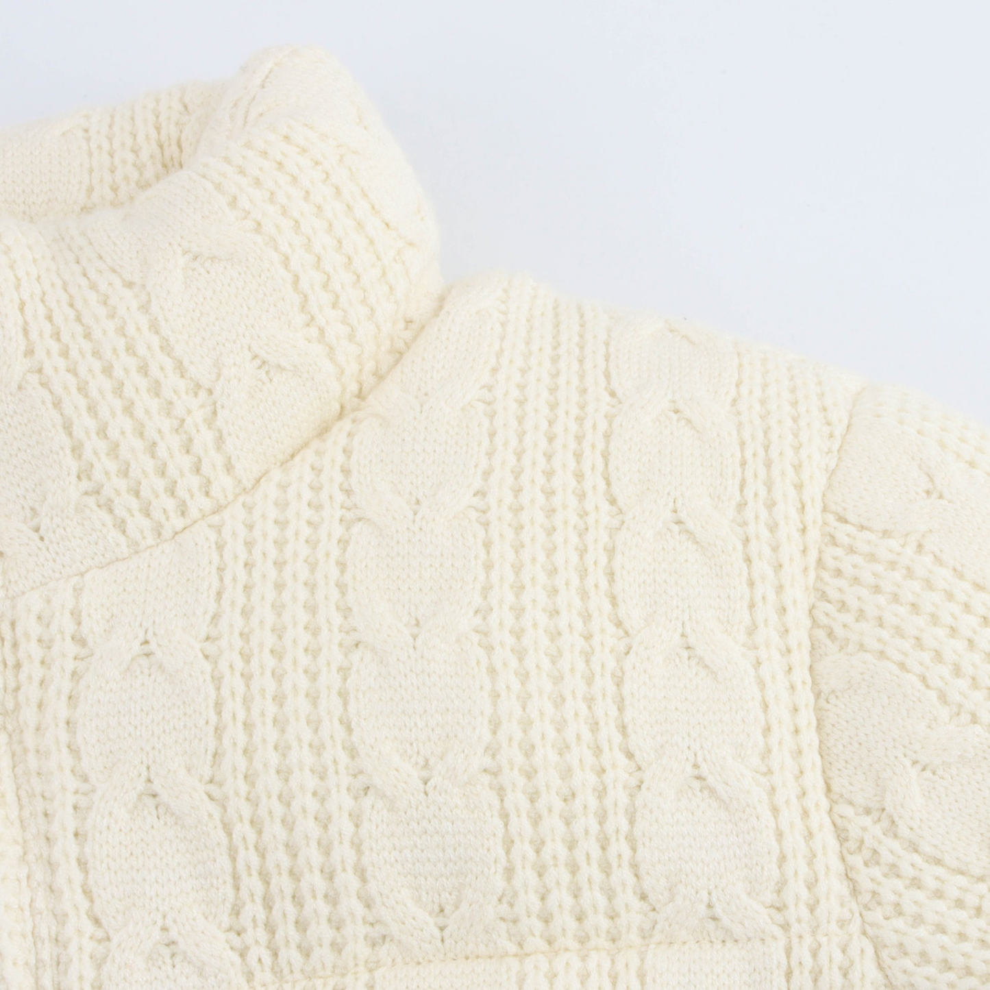 Gesteppte Strickjacke mit Zopfmuster – Kuschelig & Stilvoll
