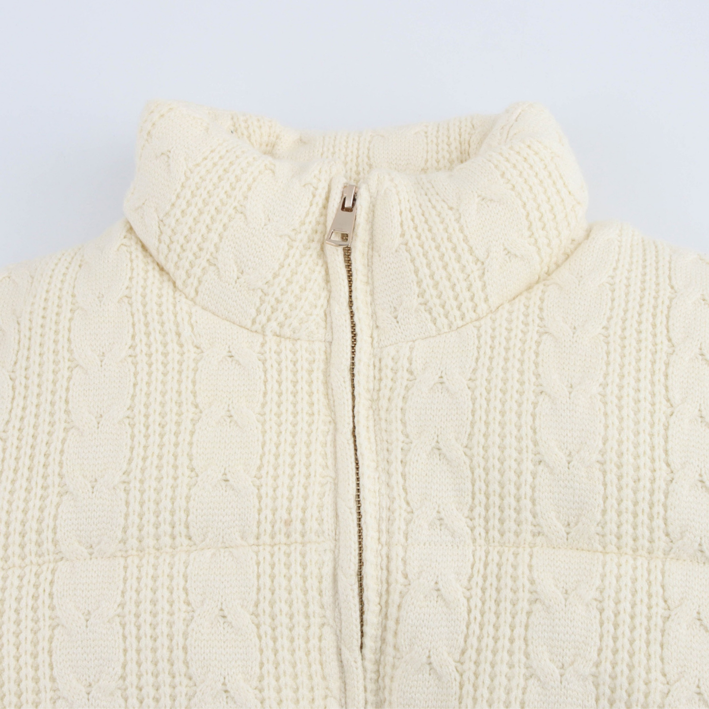 Gesteppte Strickjacke mit Zopfmuster – Kuschelig & Stilvoll