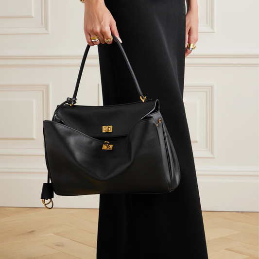 Schultertasche mit raffinierter Verschluss-Optik