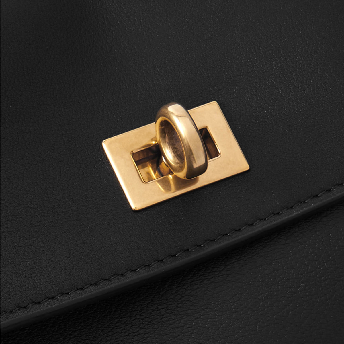 Schultertasche mit raffinierter Verschluss-Optik