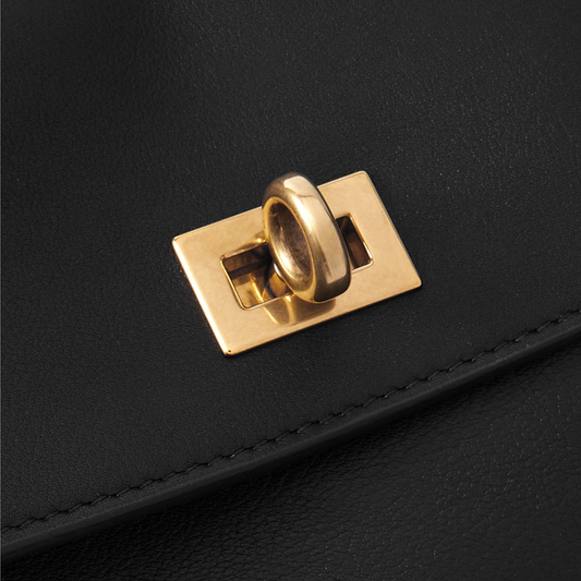 Schultertasche mit raffinierter Verschluss-Optik