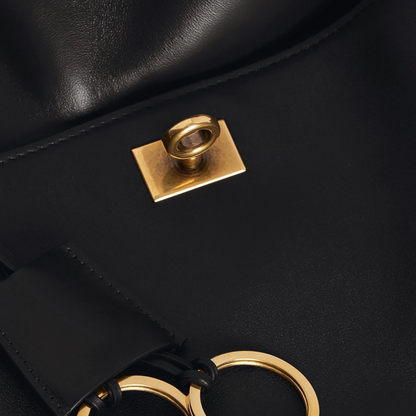 Schultertasche mit raffinierter Verschluss-Optik