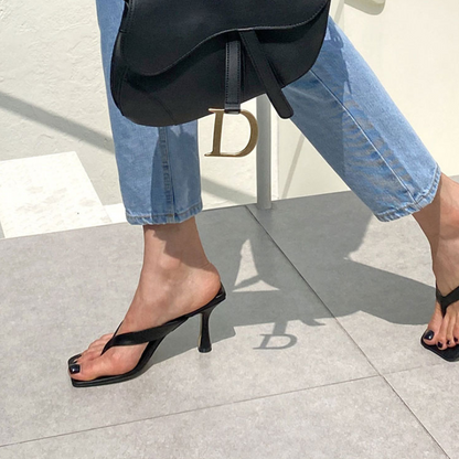 Zehenstegsandalen mit Kitten-Heel-Absatz