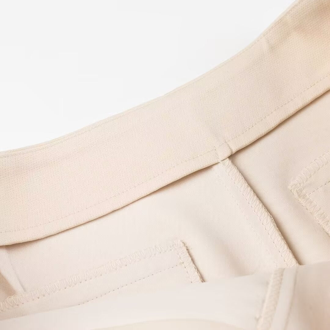 Mid-Waist Minirock – Zeitlose Eleganz mit modernem Twist