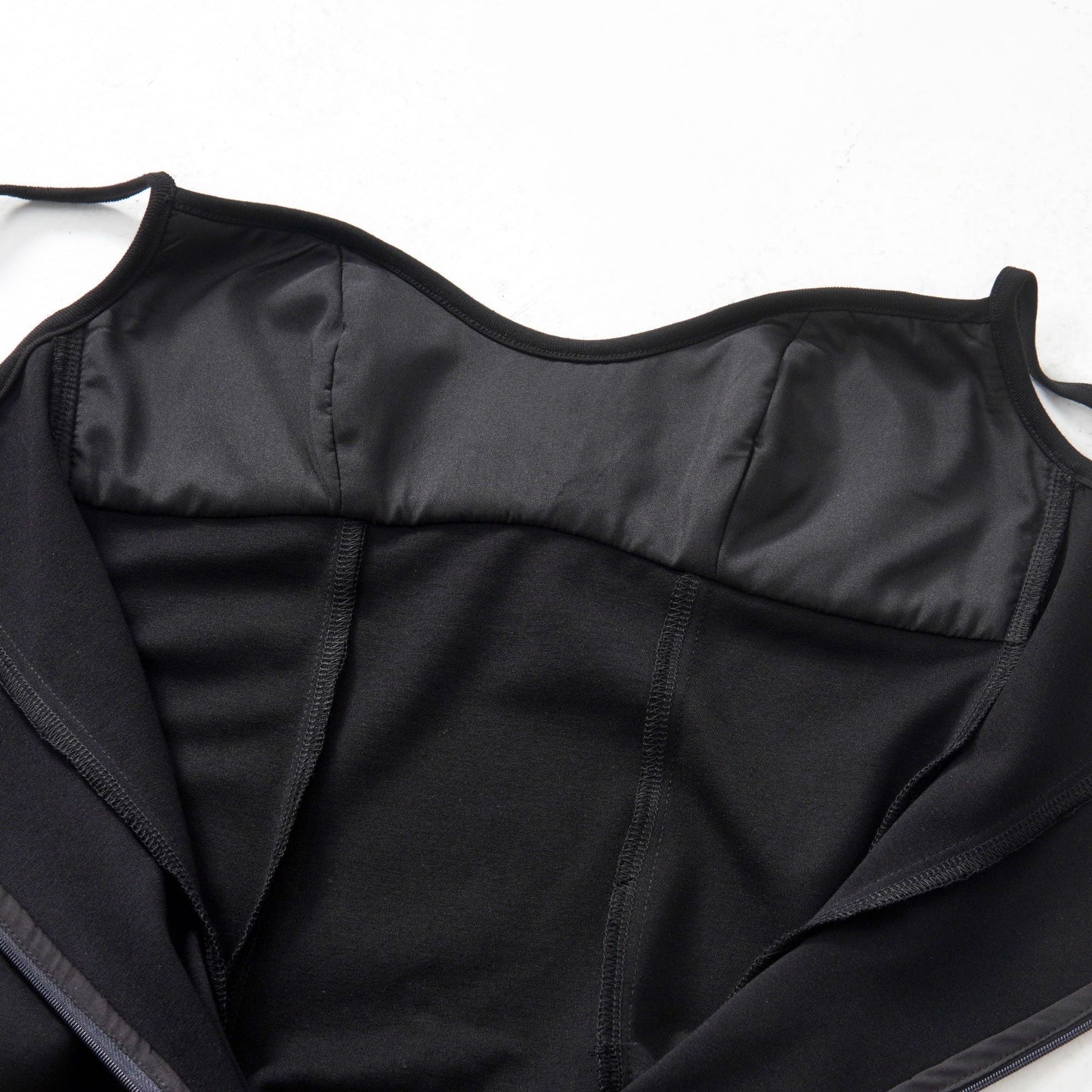 Französisches Trägerkleid in Schwarz-Weiß mit fließendem Design