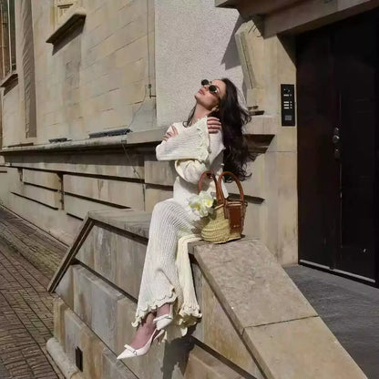 Elegantes Strickkleid mit Trompetenärmeln und Rüschen