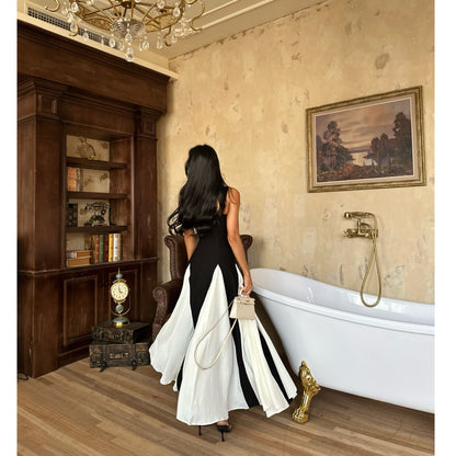 Französisches Trägerkleid in Schwarz-Weiß mit fließendem Design