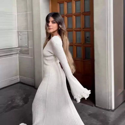 Elegantes Strickkleid mit Trompetenärmeln und Rüschen