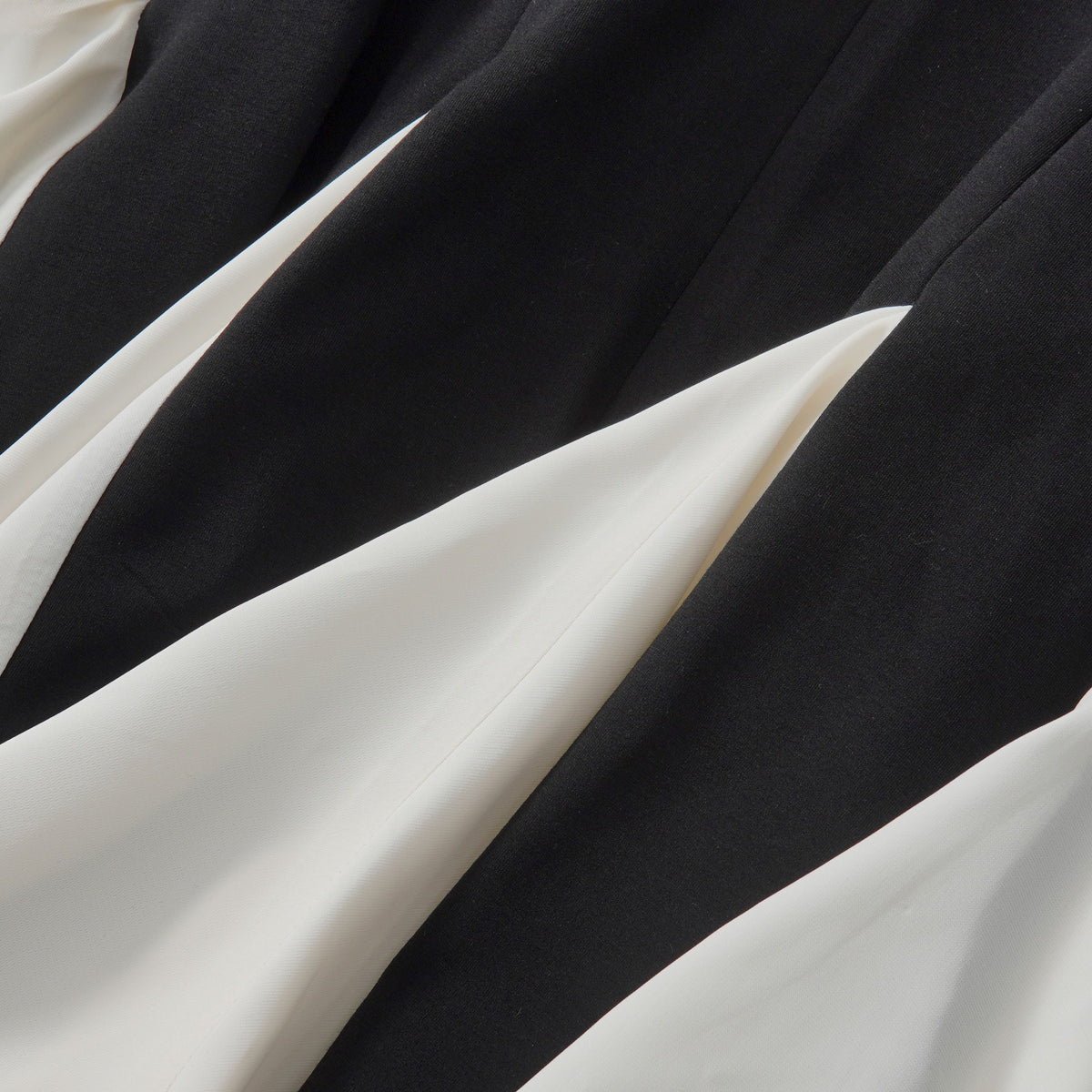 Französisches Trägerkleid in Schwarz-Weiß mit fließendem Design