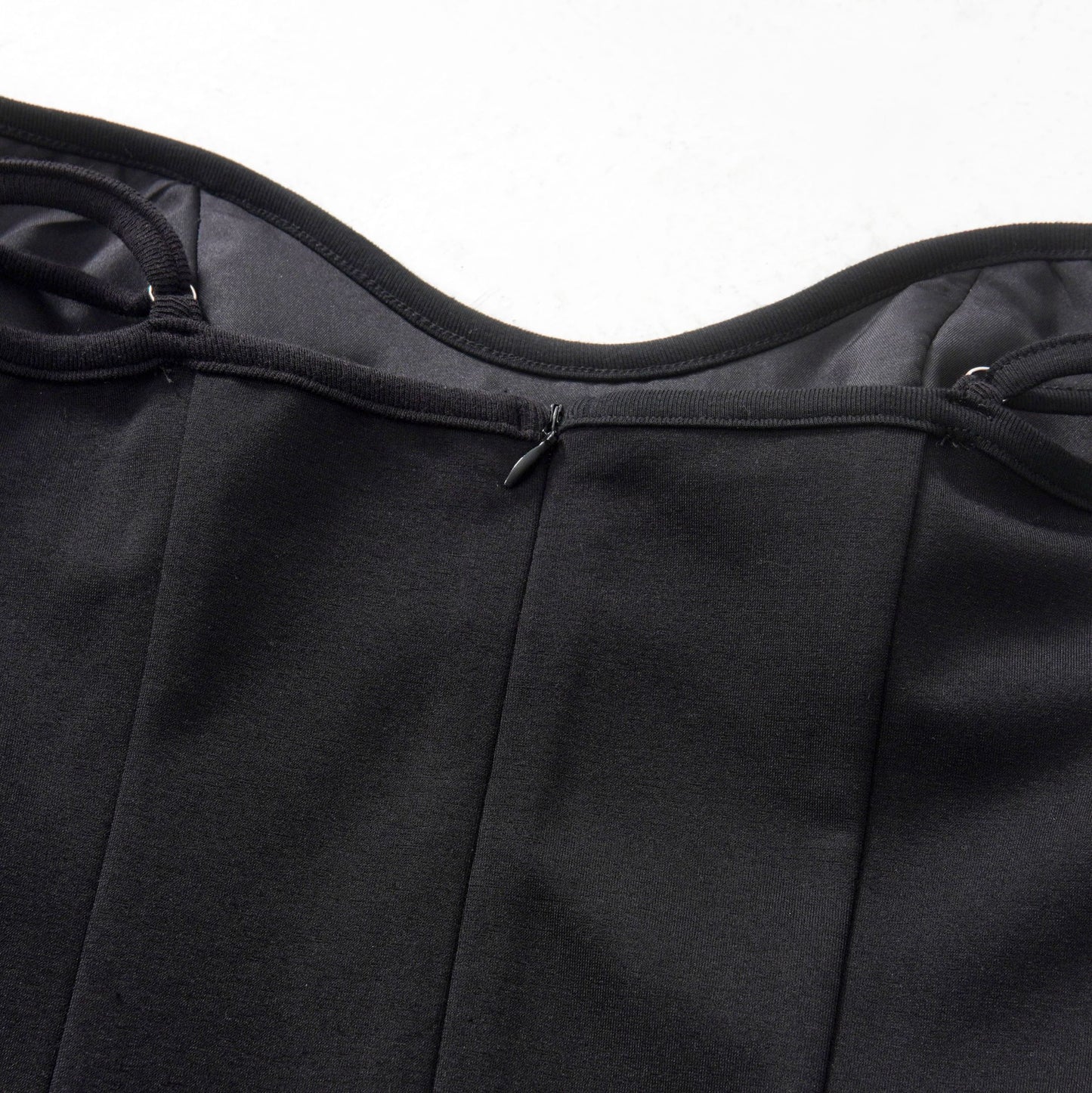 Französisches Trägerkleid in Schwarz-Weiß mit fließendem Design