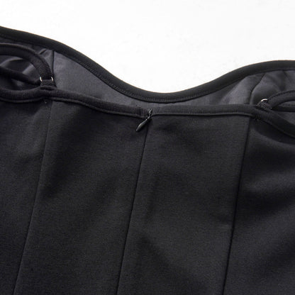 Französisches Trägerkleid in Schwarz-Weiß mit fließendem Design