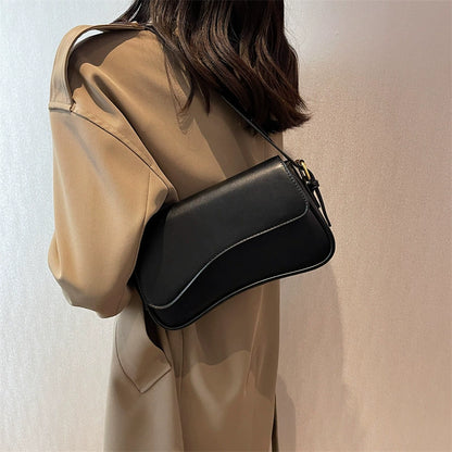 Stylische Schultertasche mit Magnetverschluss und Klappdeckel