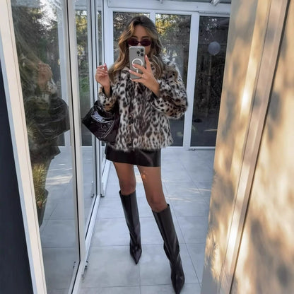 Luxuriöser Faux-Fur Mantel mit Leopardenmuster und kurzem Schnitt