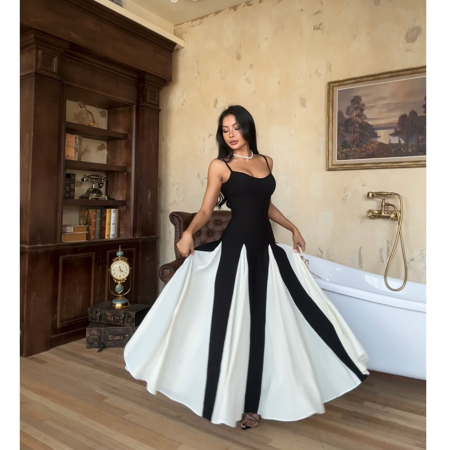 Französisches Trägerkleid in Schwarz-Weiß mit fließendem Design