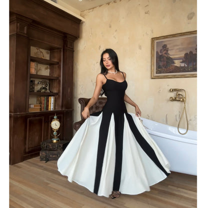 Französisches Trägerkleid in Schwarz-Weiß mit fließendem Design