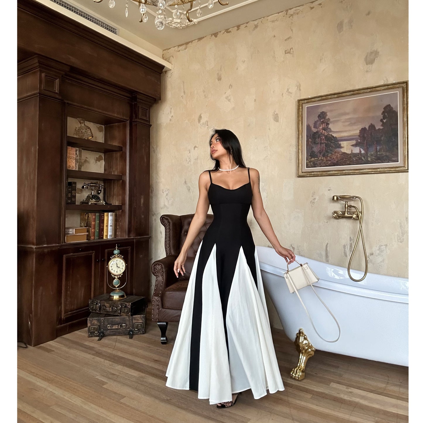Französisches Trägerkleid in Schwarz-Weiß mit fließendem Design