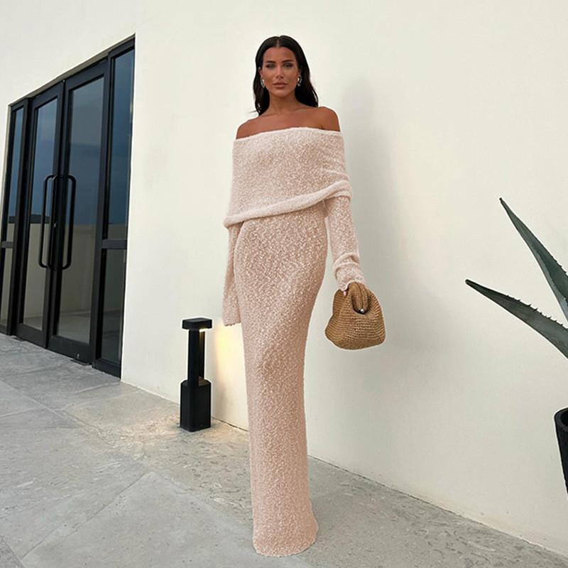 Schulterfreies Maxikleid mit langen Ärmeln